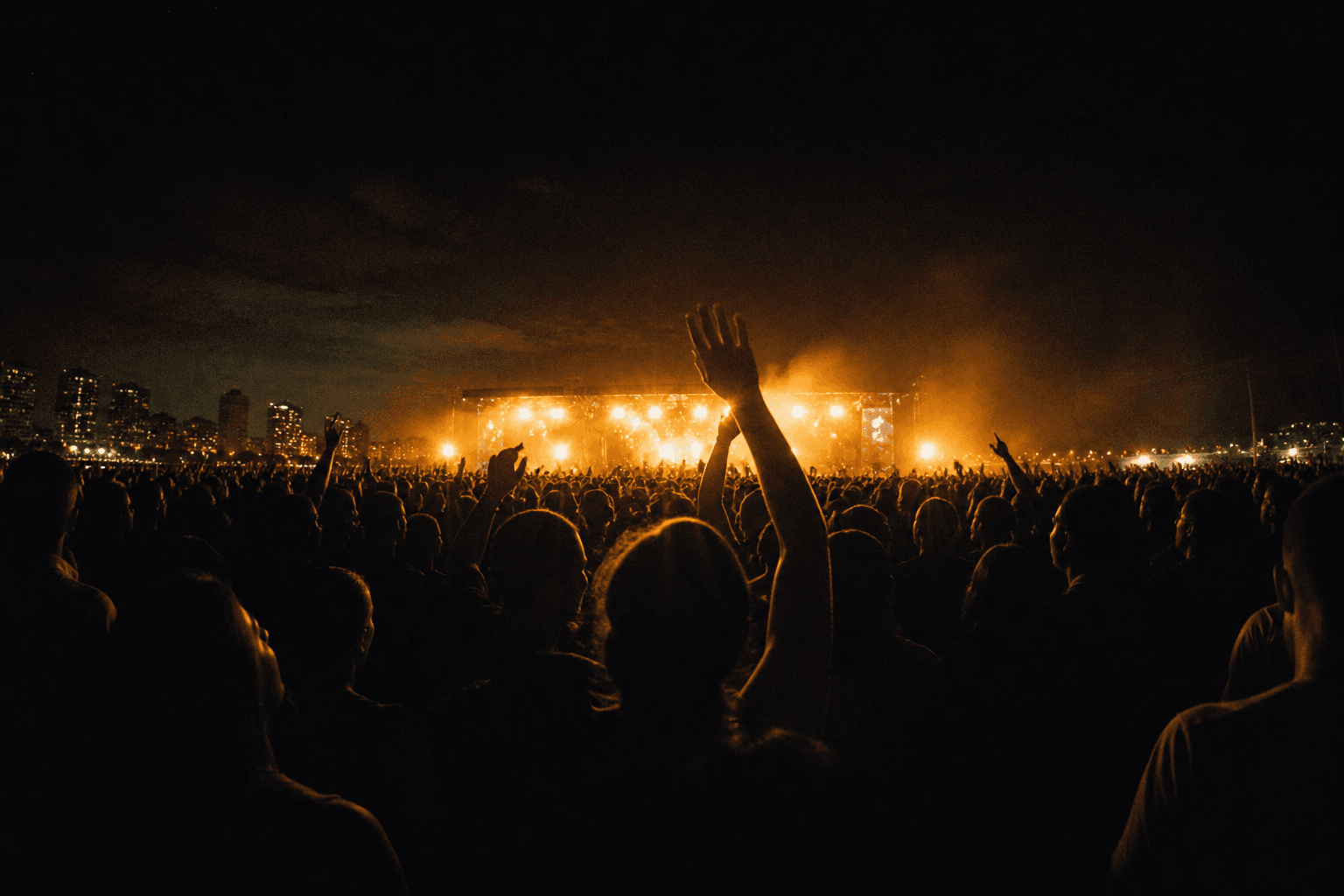 Evento nocturno con crowd y luces